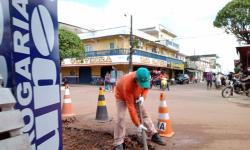 SEMINFRA realiza trabalho de recuperação de ruas no centro de Autazes