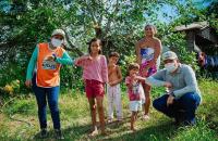 Famílias da Comunidade Novo Céu recebem produtos alimentícios da Prefeitura de Autazes